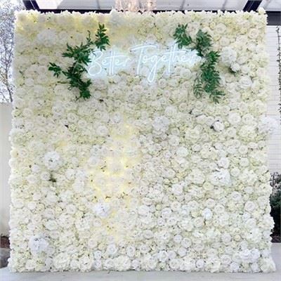 Blomstervegg med neonskilt