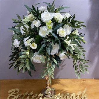 Hvite og grønne floral centerpieces