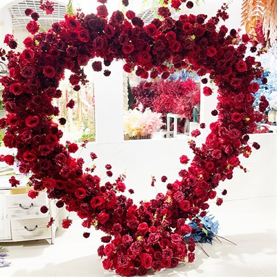 Bryllupsbue med røde roser