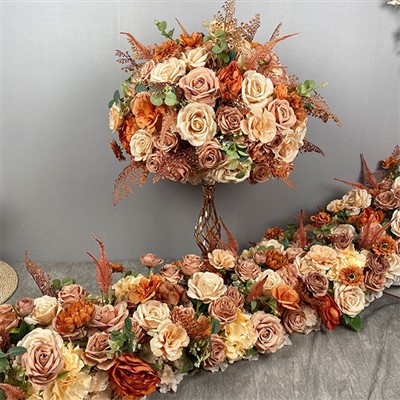 Langt lavt bord blomsteroppsatser